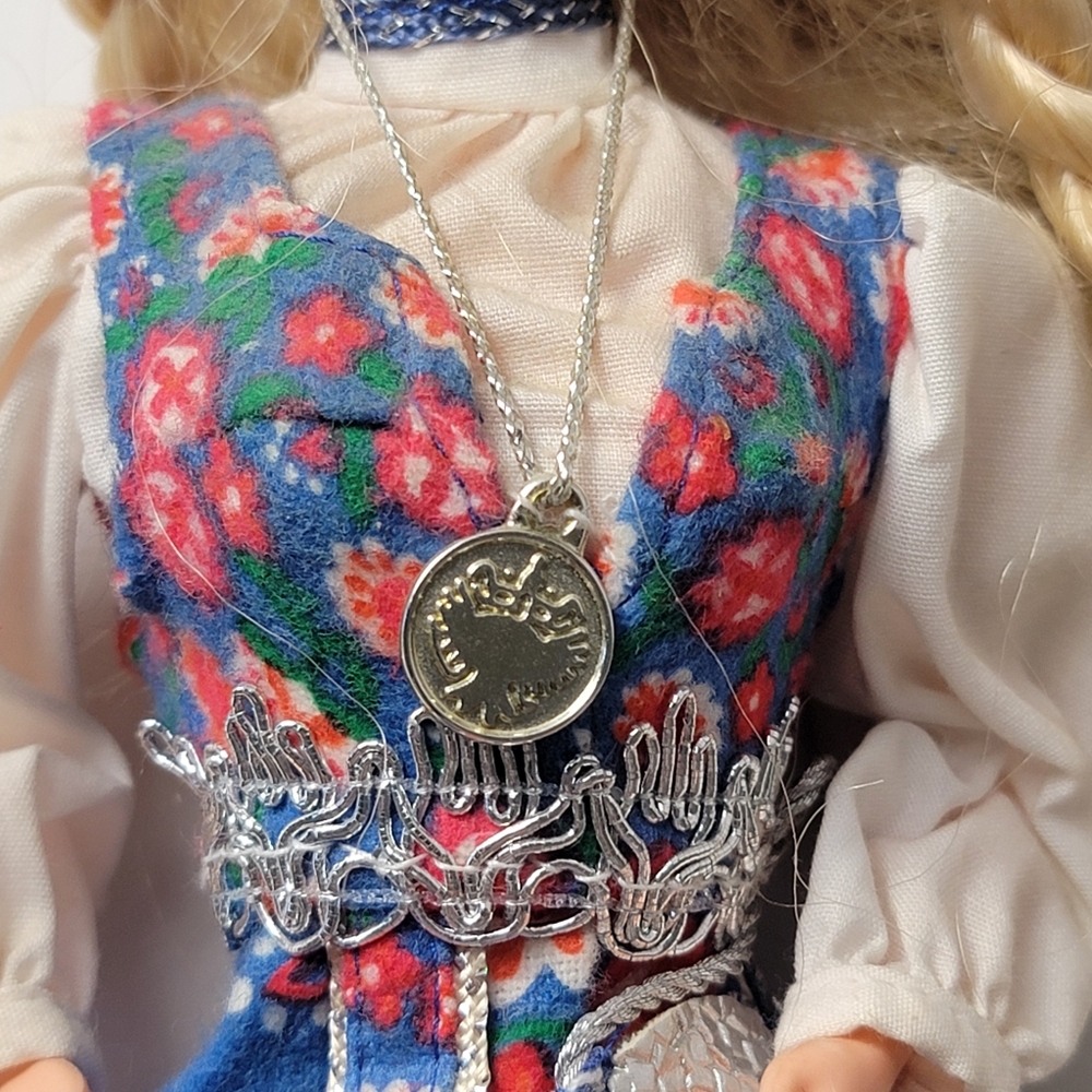 Norwegian Barbie Dolls Of The World Collection 1995 Vintage Collectible - Picture 10 of 10